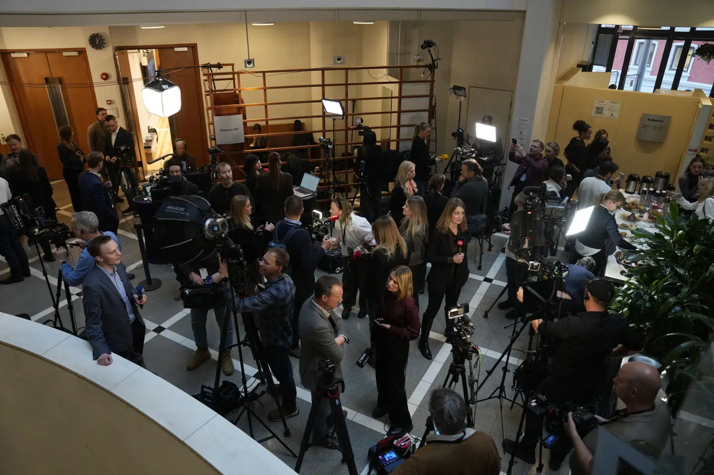 Retssagen i Oslo mod Marius Borg Høiby har tiltrukket mange journalister. Onsdag er sagens anden retsdag, og her har et af de formodede ofre afgivet forklaring.