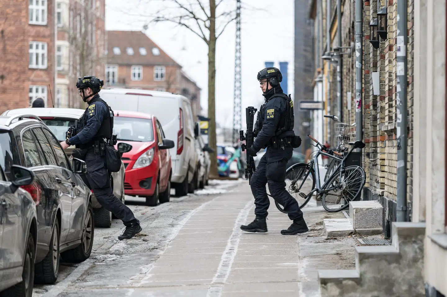 Politiet var onsdag i aktion på Gammel Jernbanevej i Valby i København.