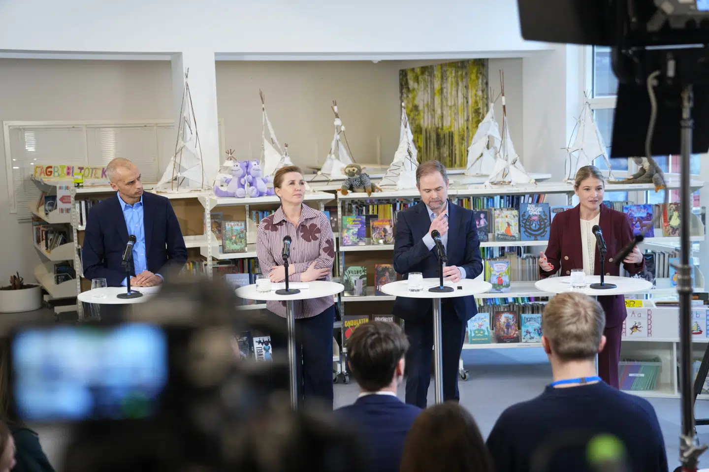 Statsminister Mette Frederiksen (S), finansminister Nicolai Wammen (S), børne- og undervisningsminister Mattias Tesfaye (S) samt Christina Krzyrosiak Hansen (S), borgmester i Holbæk, præsenterer reformen i Kastrup.