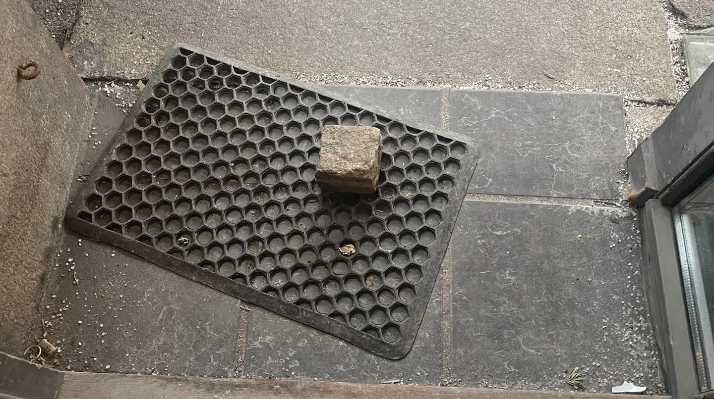 Aktivisterne lagde en brosten på dørmåtten.