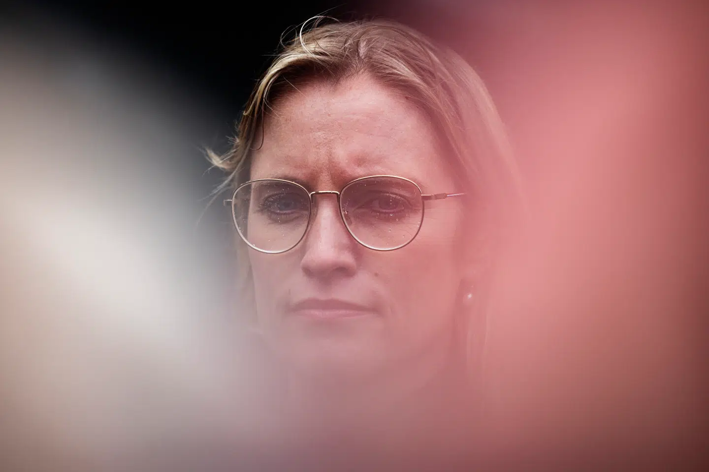 Økonomiminister Stephanie Lose (V) var med, da regeringen sammen med Enhedslisten og SF præsenterede en fødevarecheck til mere end to millioner danskere. Mest af alt lignede hun én, der ikke ville være der.