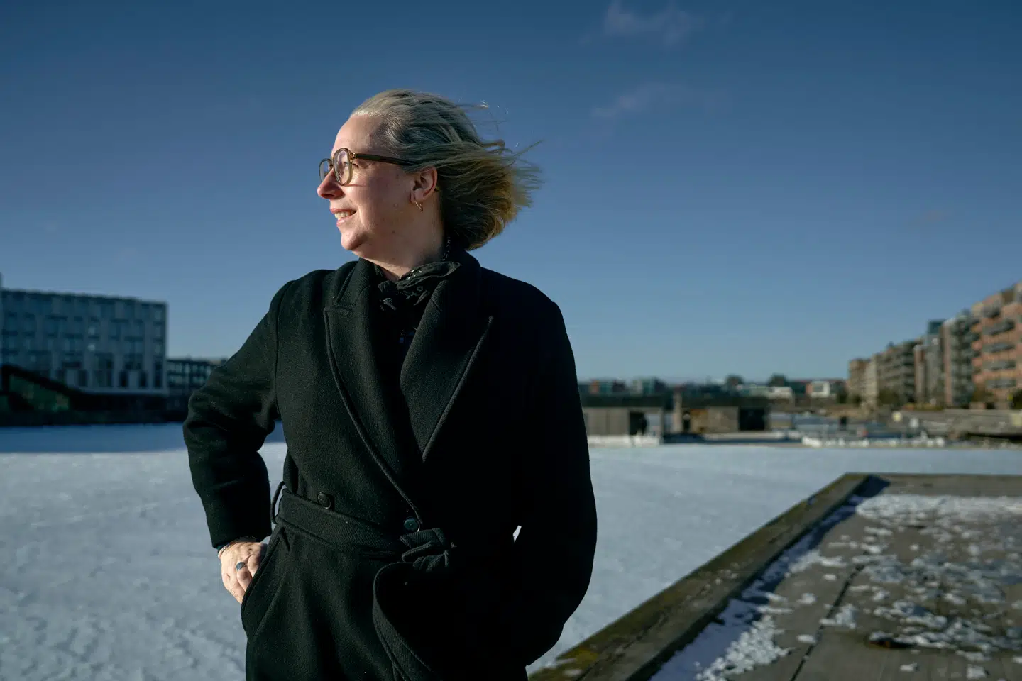 Laura Hall er en prisbelønnet journalist fra England, bosat i København sammen med sin familie. Hun vandt over en større livskrise, da hun begyndte at blive vinterbader.