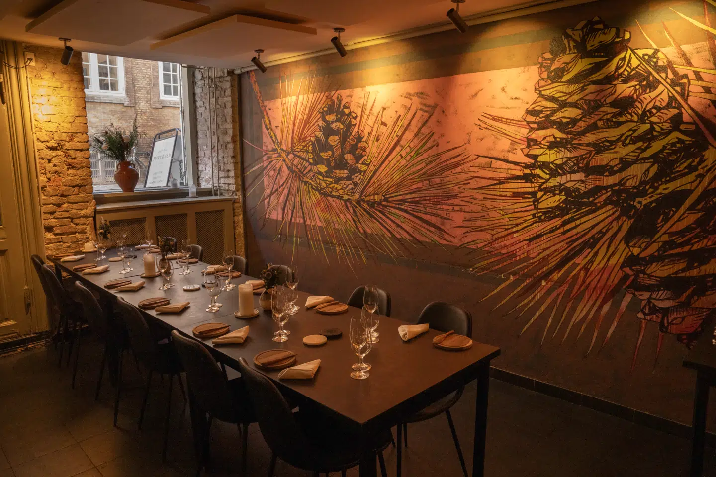 I den høje kælder i centrum af middelalderbyen serveres der skarp og formaliseret ny nordisk mad.