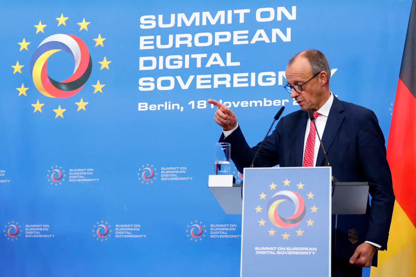 Den 18. november i Berlin var der topmøde om europæisk digital suverænitet. Sidenhen har man også åbnet en offentlig høring, der på sigt skal være med til at udforme en strategi, der skal gøre Europas digitale infrastruktur mere uafhængig af amerikansk teknologi.