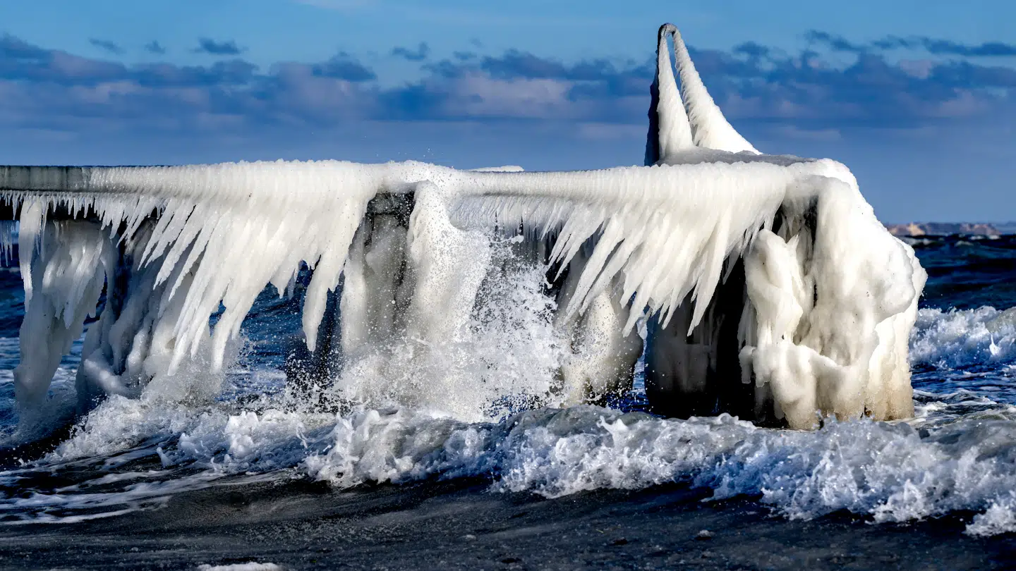 Januar 2026 blev den koldeste januar måned i 16 år. Og vinteren fortsatte med is, sne og kulde ind i februar. Her ses en badebro iset godt til nord for København.