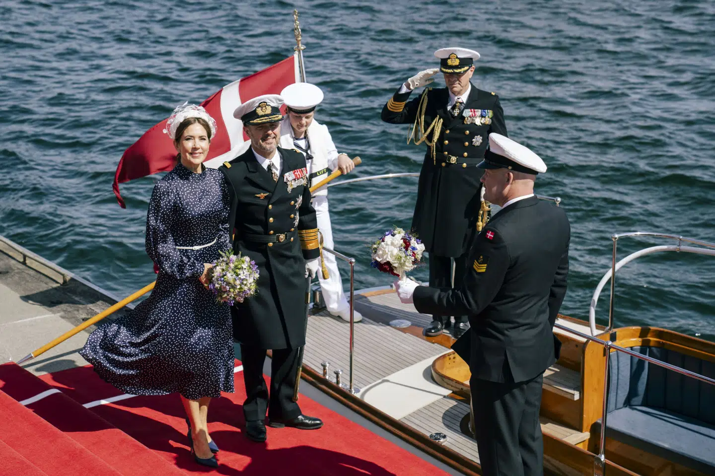 Kong Frederik og dronning Mary gik officielt om bord på "Dannebrog" sidste år ved parrets anden sejlsæson i maj. Parrets sejlsæson i år bliver den tredje som kongepar for de to. (Arkivfoto).