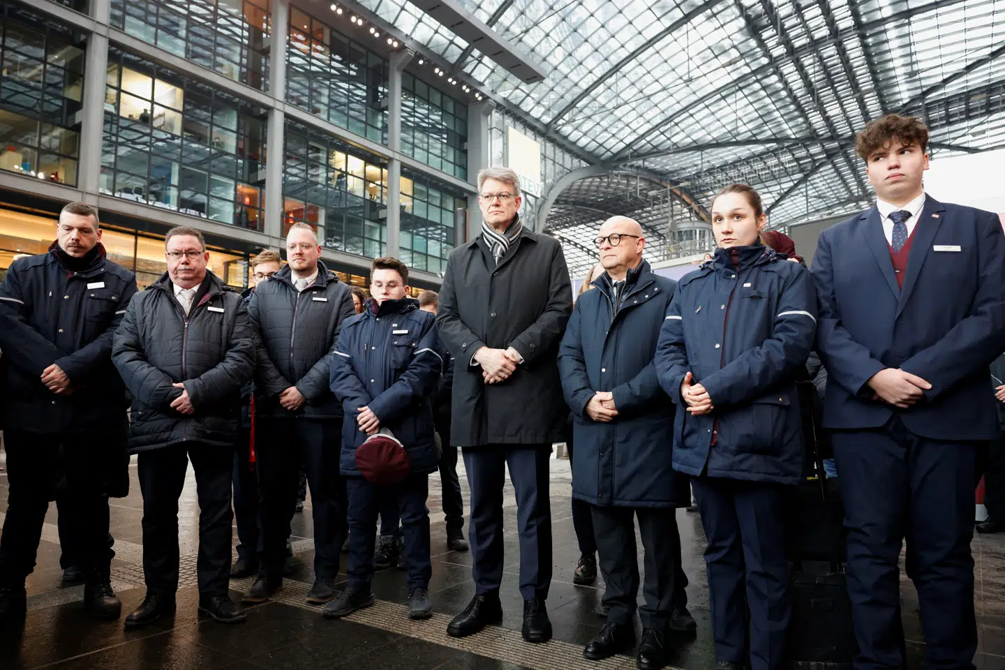 Blandt andre den tyske transportminister Patrick Schnieder deltog, da der også på hovedbanegården i Berlin onsdag eftermiddag klokken 15 blev holdt et minuts stilhed til ære for den dræbte togfører.