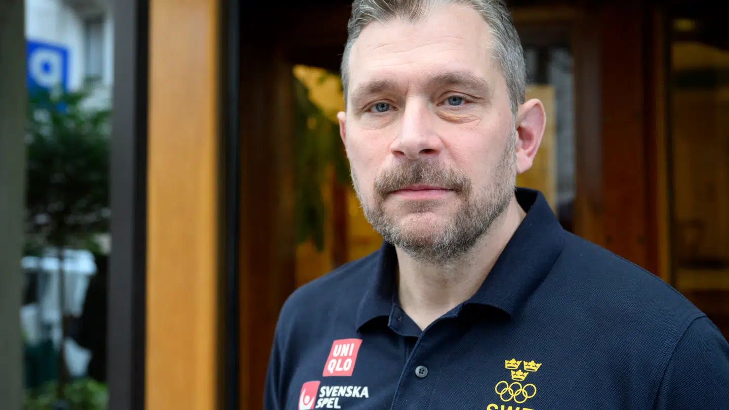 Den svenske sportschef Fredrik Joulamo er bekymret for smitsom sygdom.