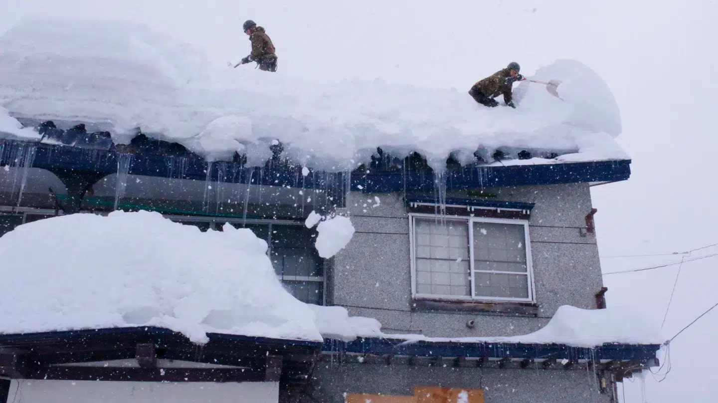 Japansk soldater fra beredskabsstyrken har de seneste dage været sendt ud for at fjerne sne i flere byer i det nordlige Japan. Her i byen Aomori.