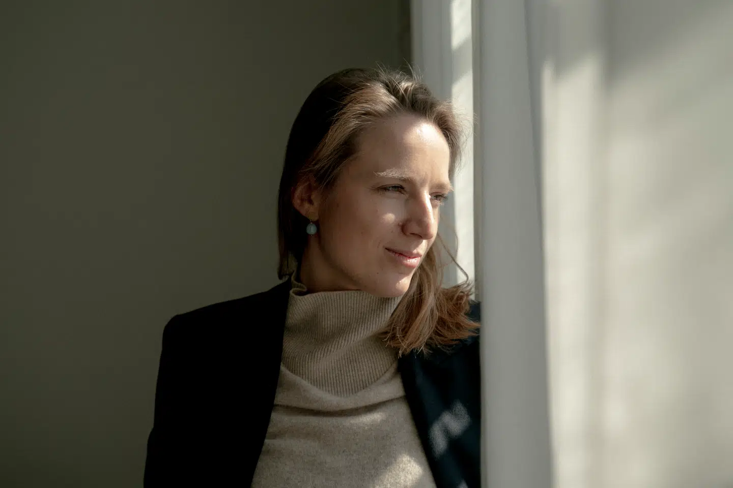 Theresa Scavenius blev valgt til Folketinget i 2022 for Alternativet, men er siden blevet løsgænger. Er i dag en del af partiet Grønne Demokrater.