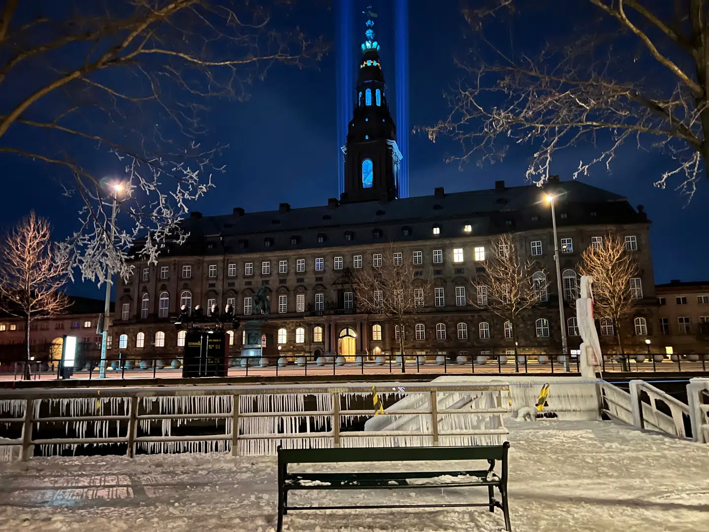 Et blåt lysgitter rundt om »Borgens« tårn sætter stemningsfuldt retningen og standarden for årets lysfestival, der er langt bedre, end den har været de seneste tre år.