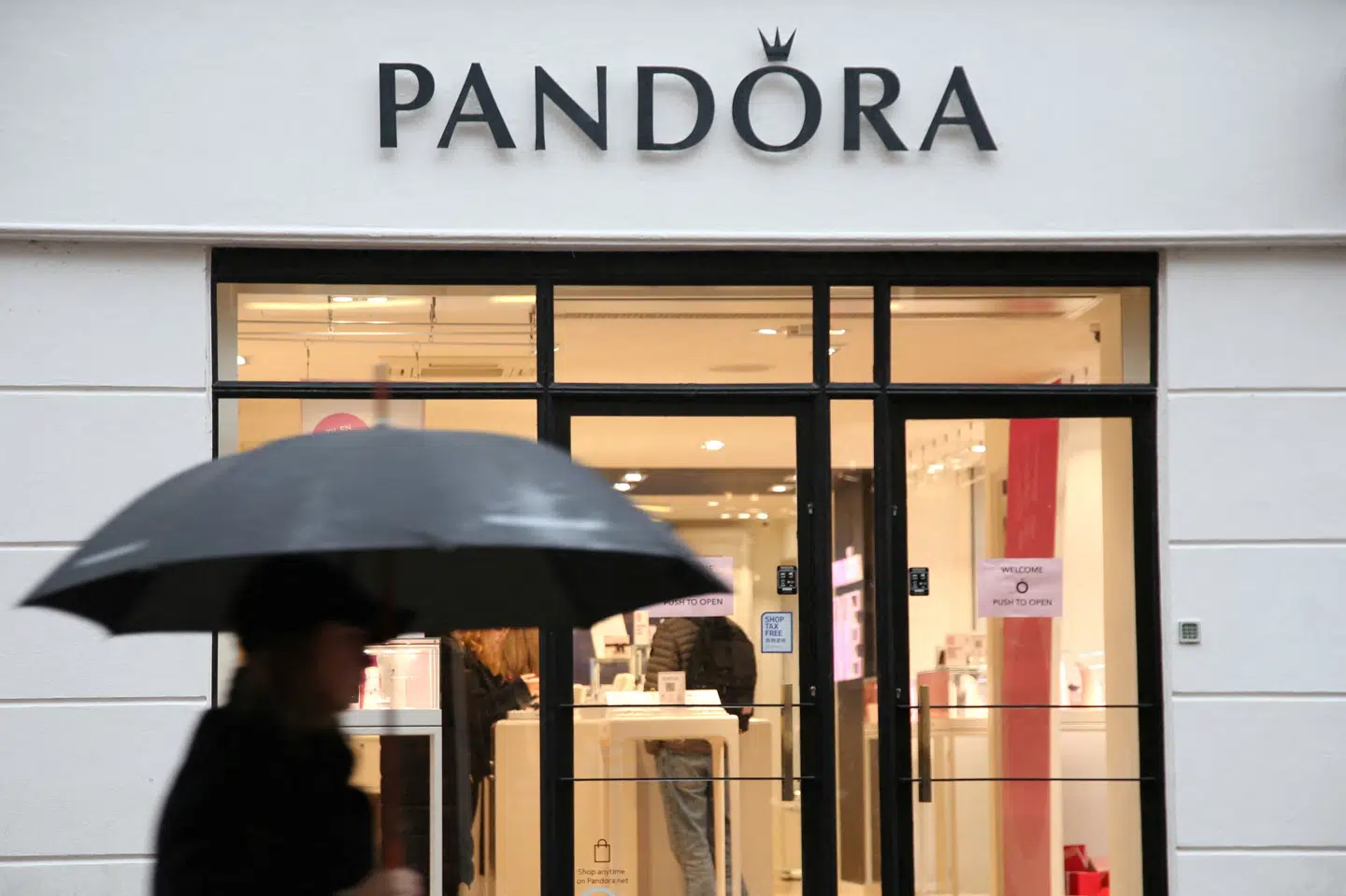 Pandoras smykkeforretning har været påvirket af stigende guld- og sølvpriser. (Arkivfoto).