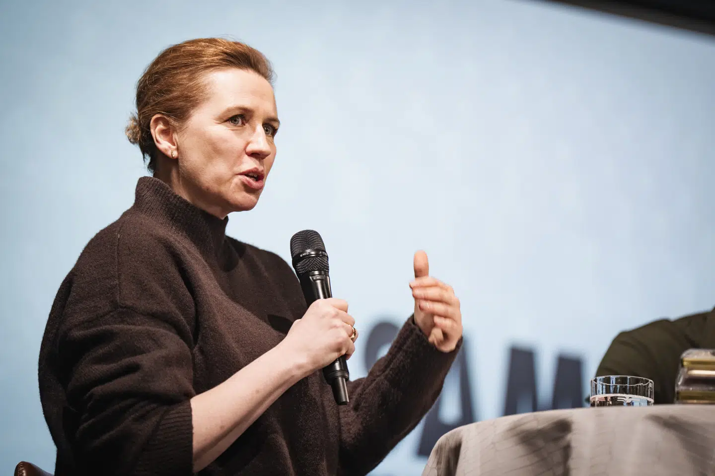 Statsminister Mette Frederiksen (S) har med sit folkeskoleudspil skudt valgkampen i gang, skriver flere danske aviser. (Arkivfoto).