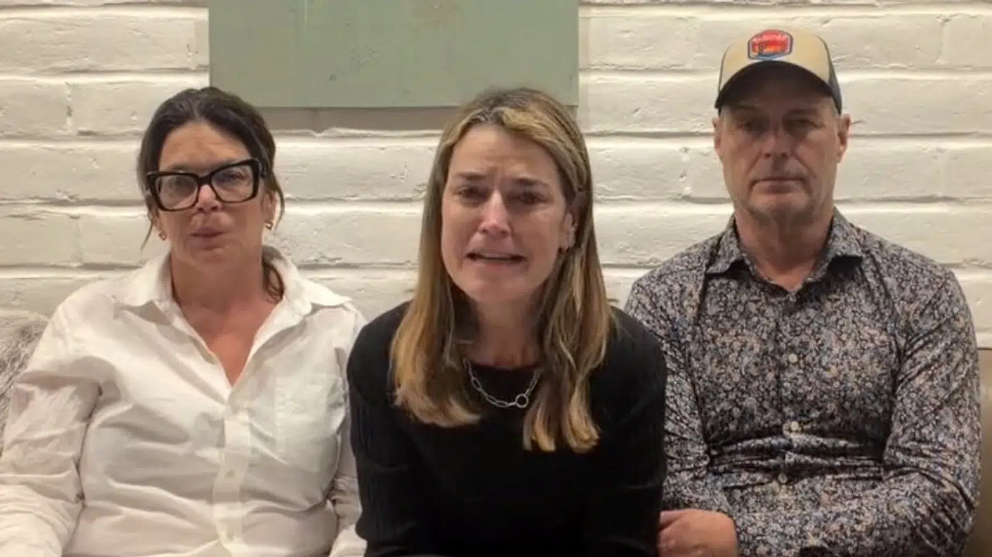 Her ses et klip fra videoen, som tv-værten Savannah Guthrie har delt natten til torsdag dansk tid. Hun sidder omgivet af sin søster, Annie, og bror, Camron.