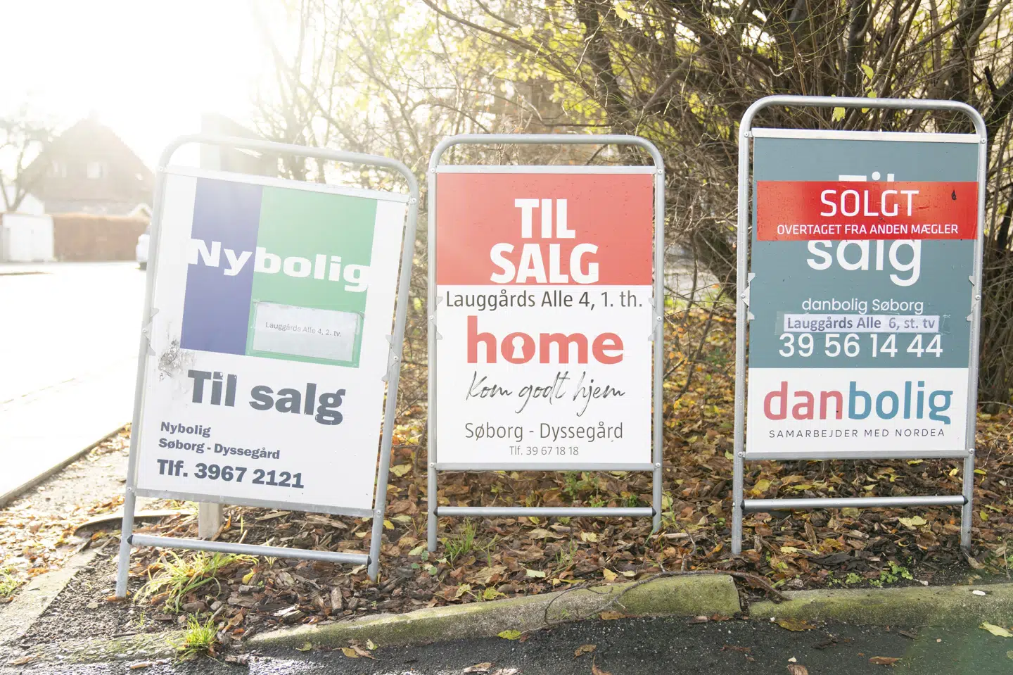 Til salg-skiltene bliver fortsat færre på tværs af boligtyper, viser ny opgørelse fra Boligsiden. (Arkivfoto).