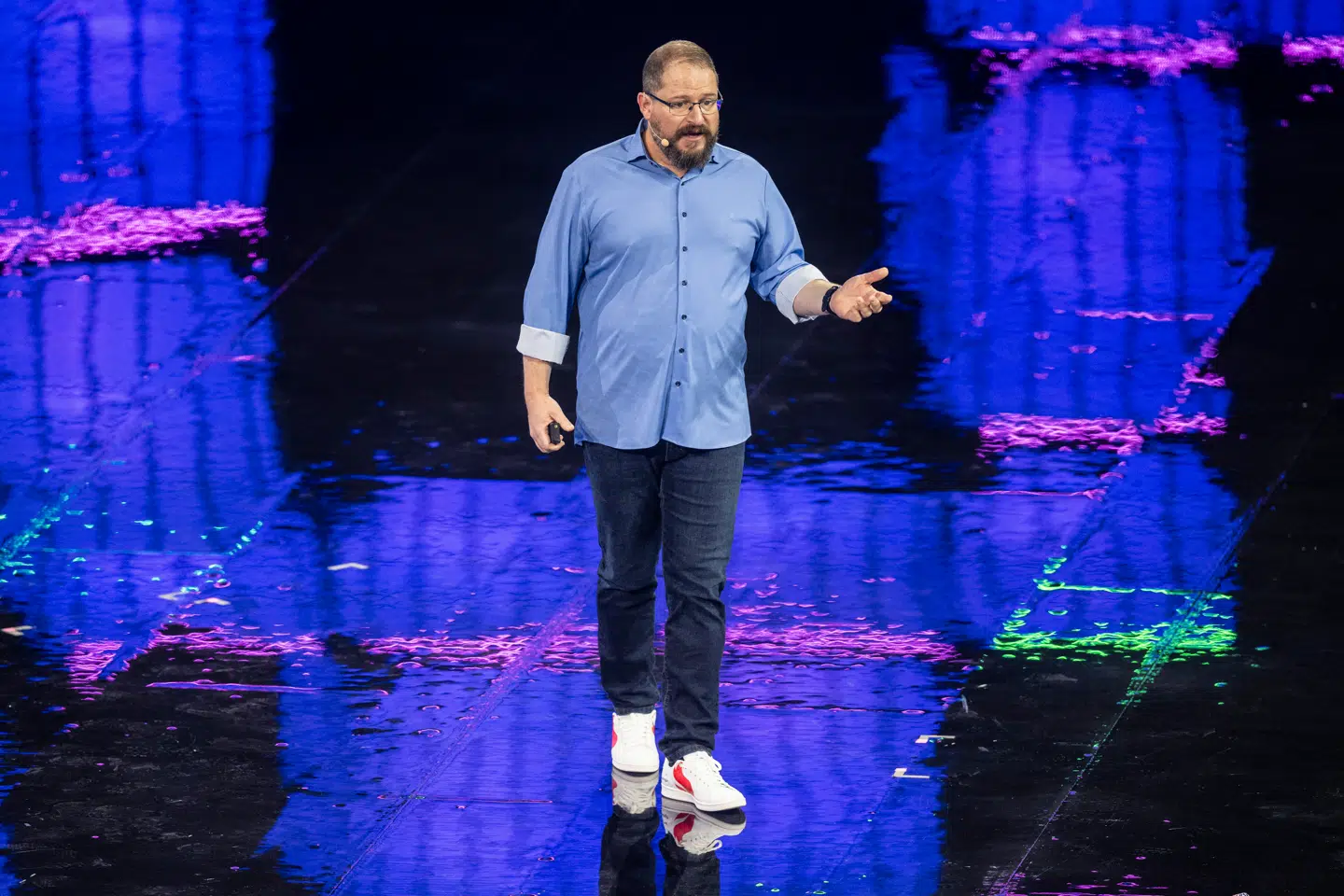 Her ses Cristiano Amon, der er topchef for Qualcomm, der udvikler chips og teknologi, der får smartphones og andre enheder til at kunne kommunikere trådløst – fx via 4G og 5G.
Samtidig tjener selskabet penge på at licensere sin teknologi til andre producenter, som betaler for at bruge Qualcomms opfindelser.