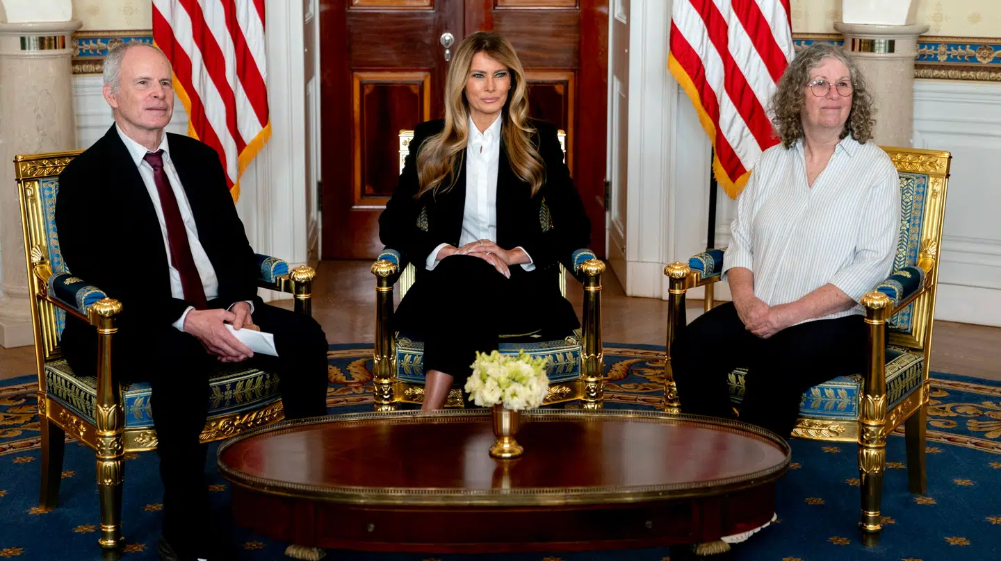 USAs førstedame, Melania Trump, flankeret af Keith og Aviva Siegel under pressemødet.