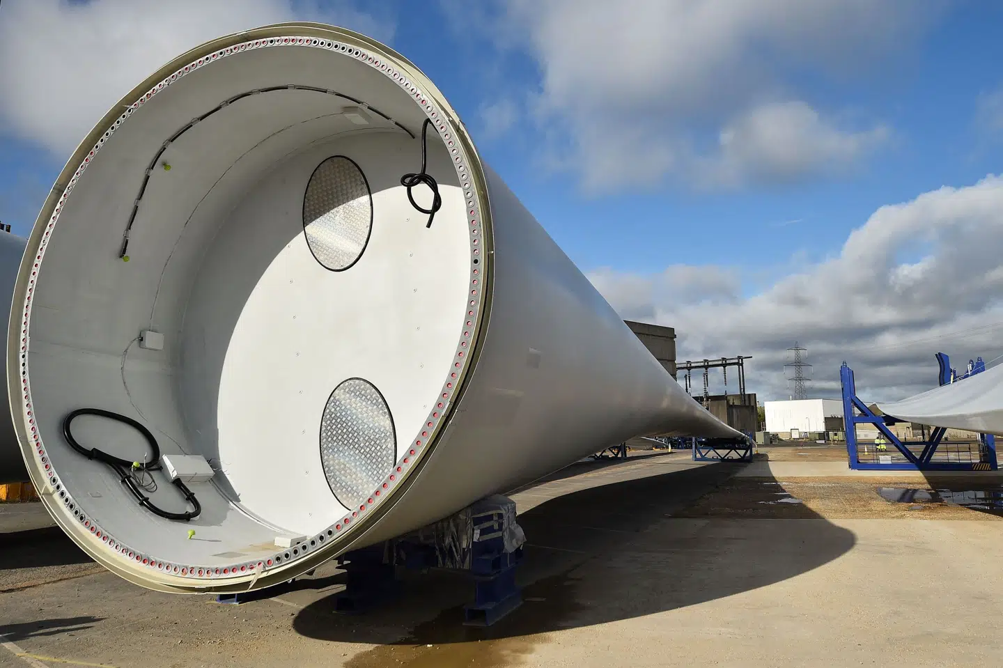Vindmøllevinger fra Vestas venter på at blive sejlet ud og monteret på en havvindpark ud for den britiske kyst. (Arkivfoto).