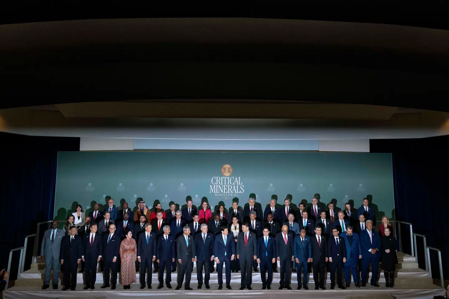 Flere end 50 lande deltog onsdag i et møde i Washington om at sikre sig kritiske mineraler uden om Kina, der lige nu sidder solidt på markedet. Her er man samlet til »familiebilledet«.