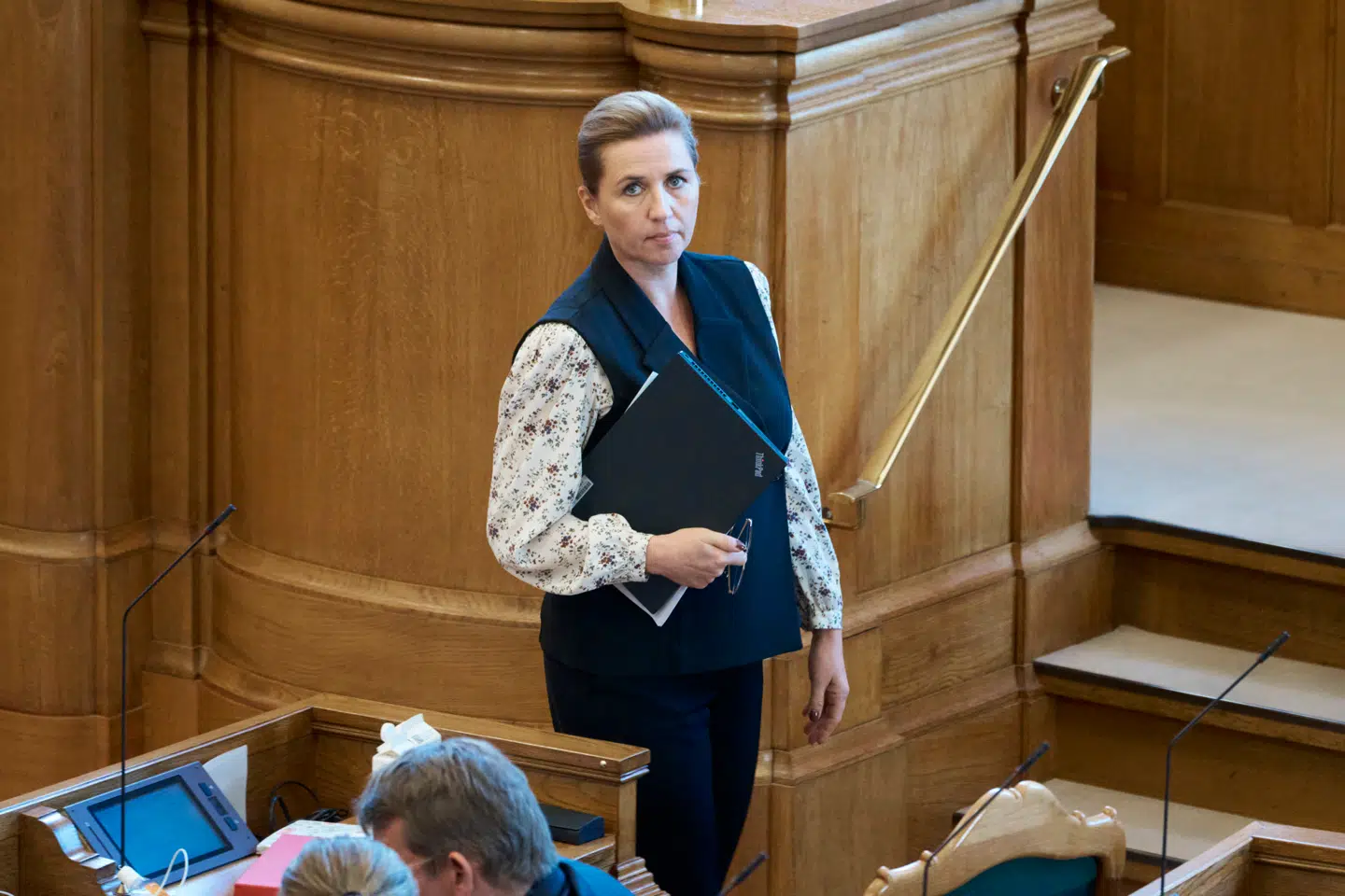 Statsminister Mette Frederiksen (S) lover at skaffe fem milliarder kroner til folkeskolen på en »retfærdig« måde. Det bekymrer partierne i blå blok.