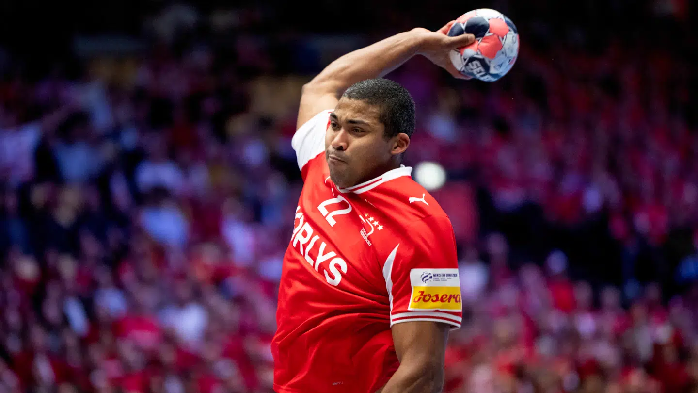 Mads Mensah stopper på landsholdet.