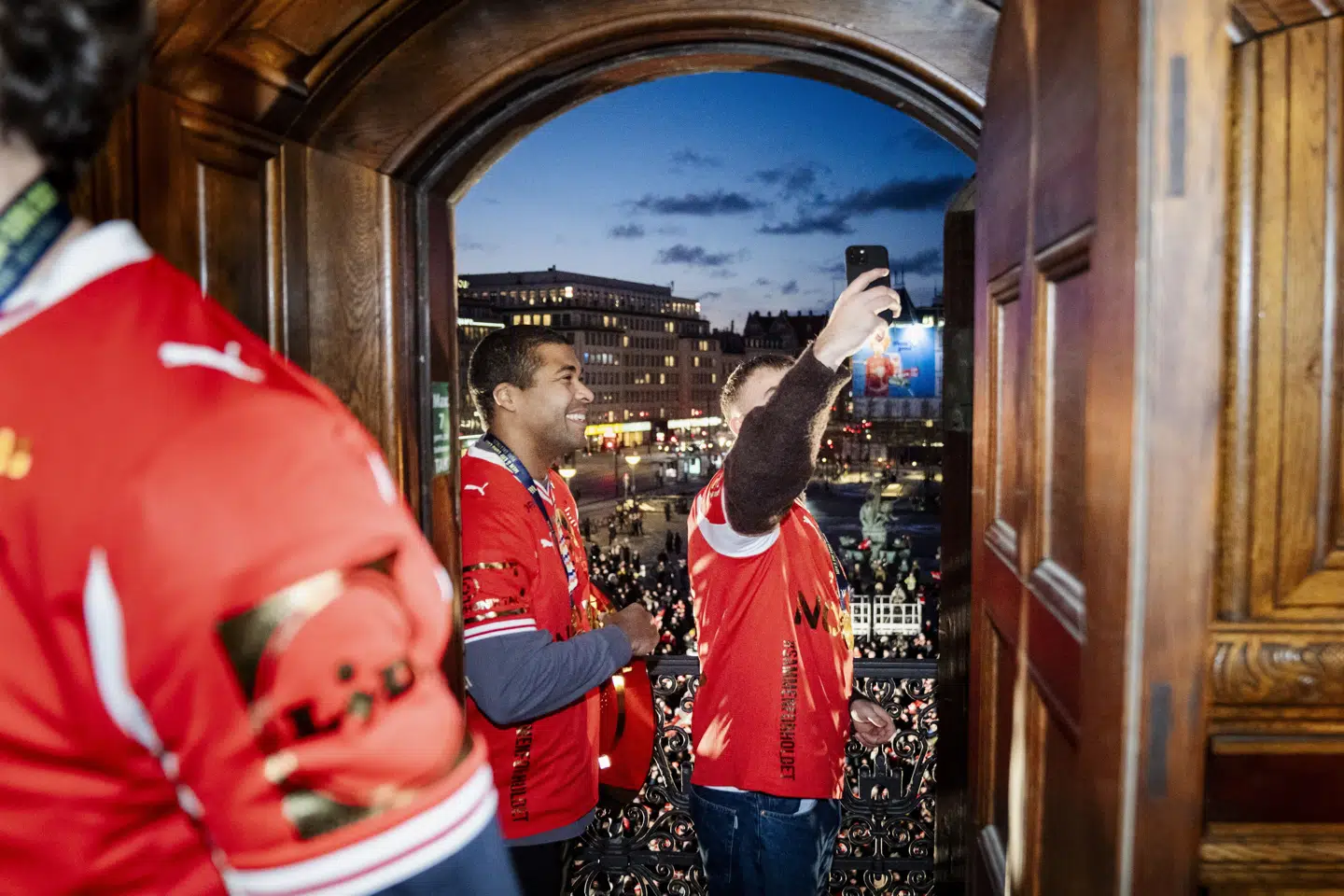 Mads Mensah Larsen var mandag med til at fejre EM-guldet. Han meddeler tre dage senere, at han stopper på landsholdet. (Arkivfoto).
