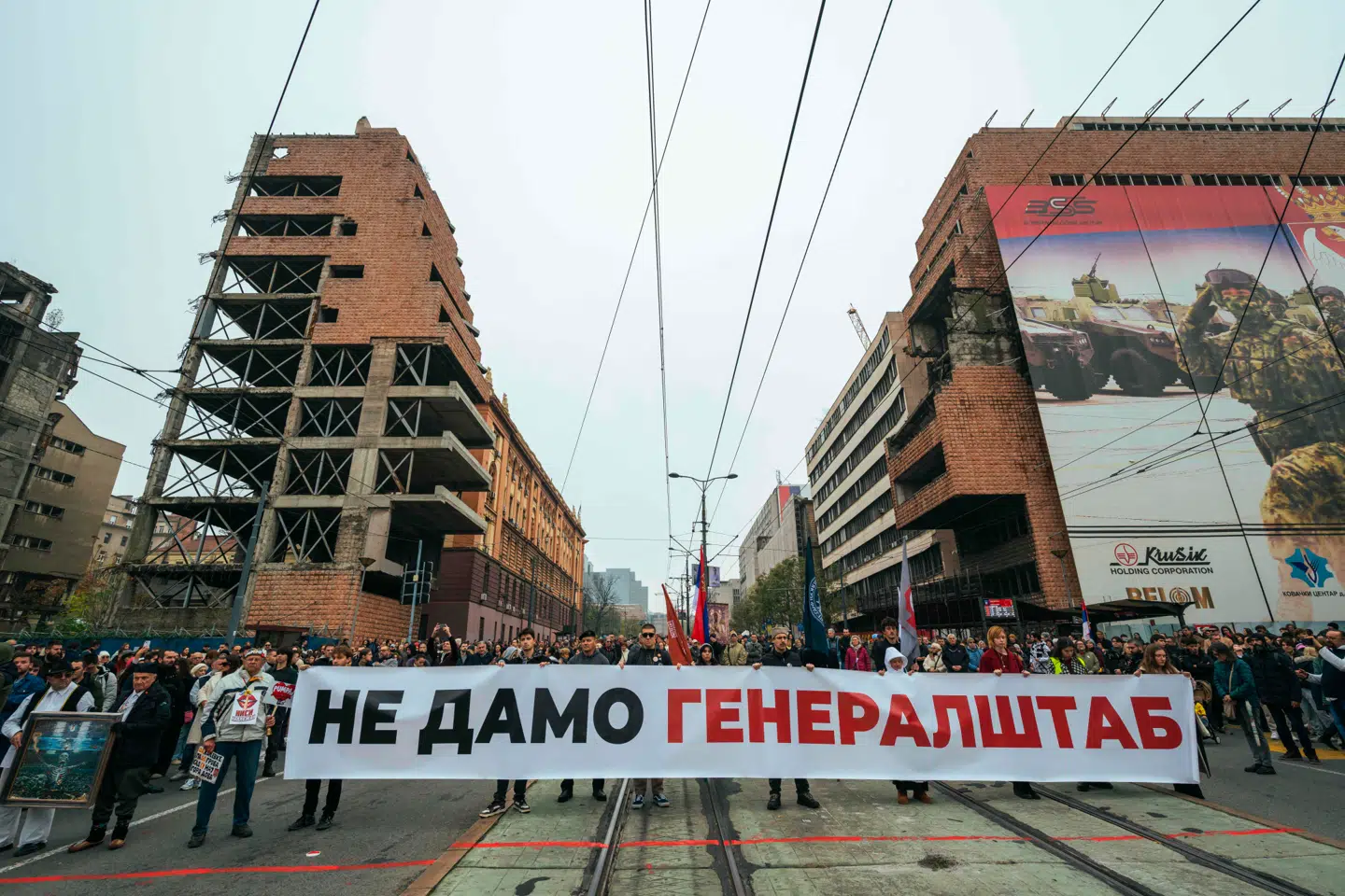 Der har været store protester i Serbiens hovedstad, Beograd, mod de regeringsstøttede planer om at rive det gamle, jugoslaviske hærhovedkvarter, Generalstab, ned og lade Donald Trumps svigersøn bygge hotel på grunden.
