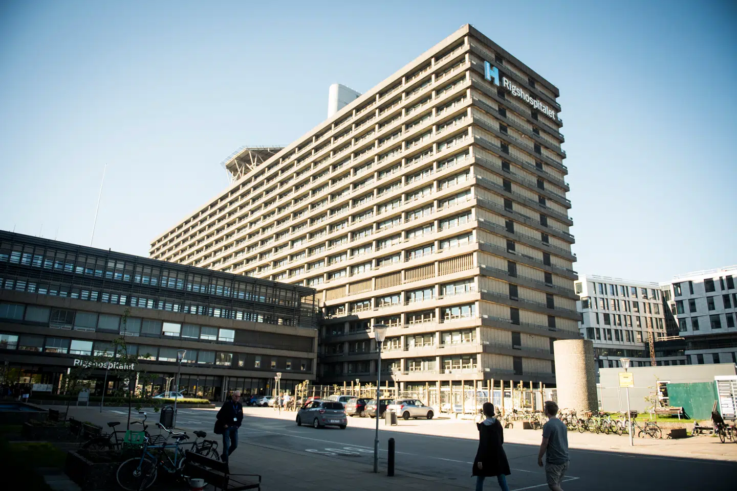 Det ikoniske, 19 etager høje centralkompleks på Rigshospitalet er i kritisk tilstand; nu sættes der gang i en omfattende renovering her og på en stribe andre nedslidte hospitaler.