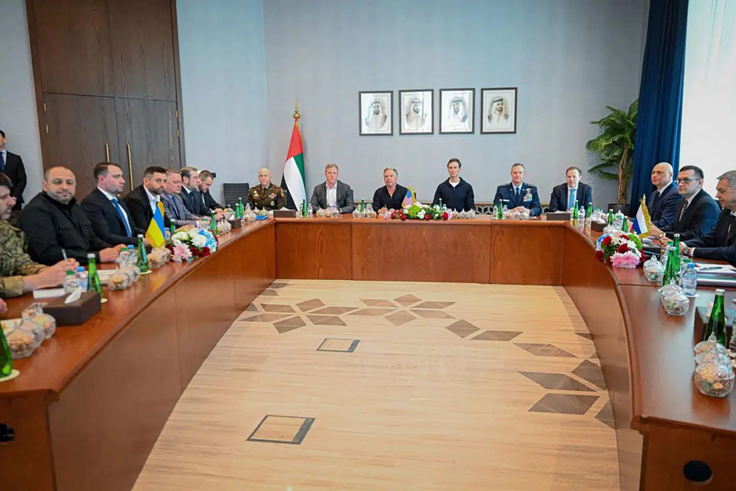 Trepartsforhandlingerne mellem Ukraine, USA og Rusland foregår i Abu Dhabi, selv om Rusland den senste tid har udført luftangreb blandt andet mod Ukraines hovedstad, Kyiv.