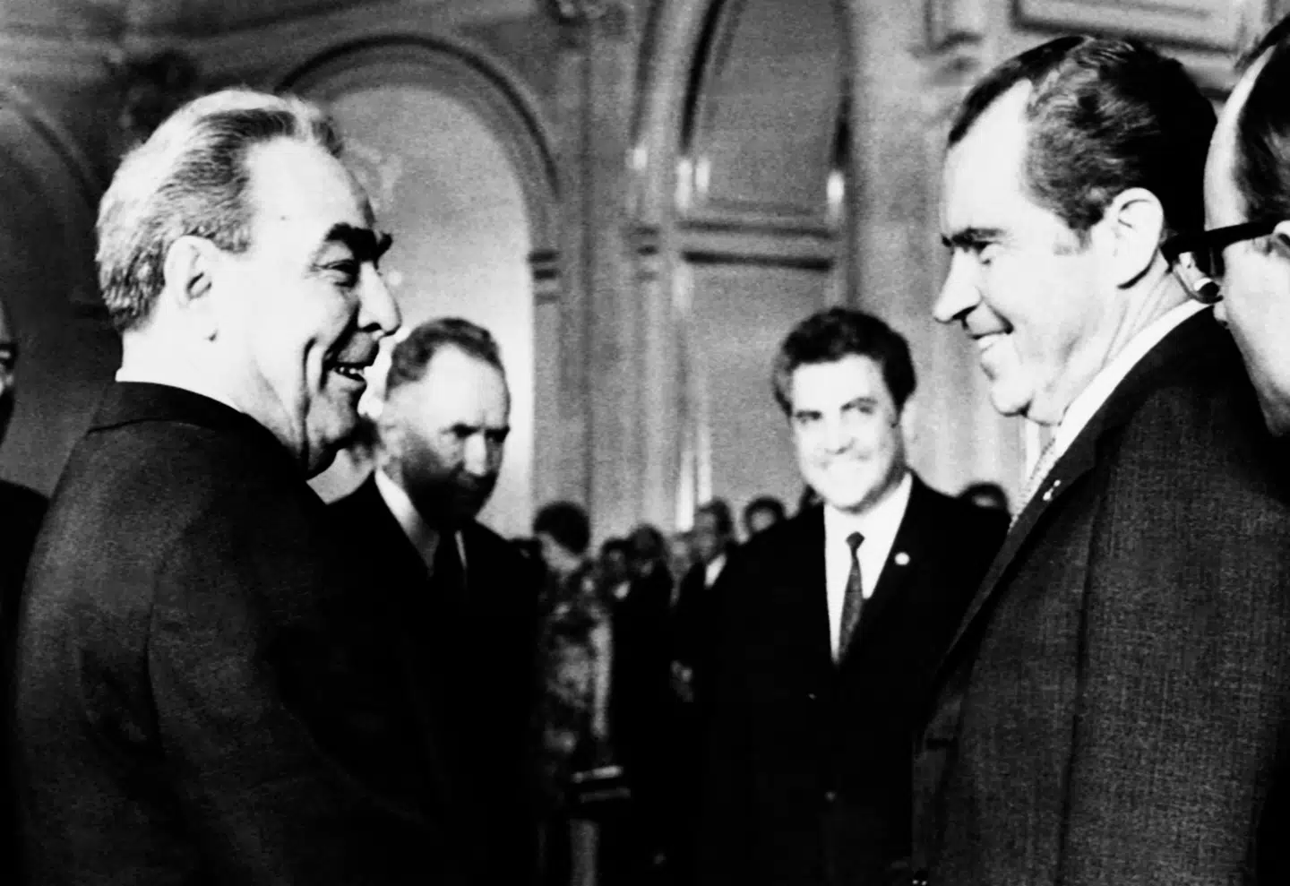 Den 26. maj 1972 underskrev Sovjetunionens leder, Leonid Bresjnev (tv.), og USAs præsident, Richard Nixon (th.), de første store atomaftaler. Den 5. februar 2026 lod Ruslands præsident Vladimir Putin og USAs præsident Donald Trump den sidste atomaftale løbe ud. Våbenkapløbet er allerede i fuld gang.