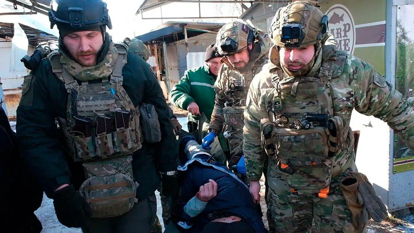 Ukrainsk militær i gang med at hjælpe en såret ud efter et russisk angreb i Donetsk-regionen i den østlige del af landet. Henover januar har Rusland intensiveret sine bombetogter på Ukraine.