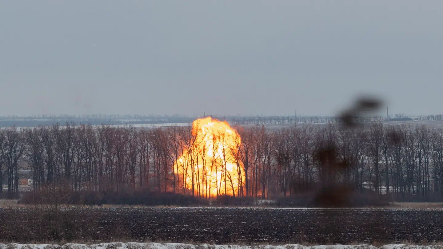 This photograph shows the explosion after a drone strike at an undisclosed location in eastern Ukraine on January 28, 2026, amid the Russian invasion of Ukraine. (Photo by AFP) En eksplosion i det østlige Ukraine efter nok et russisk angreb.