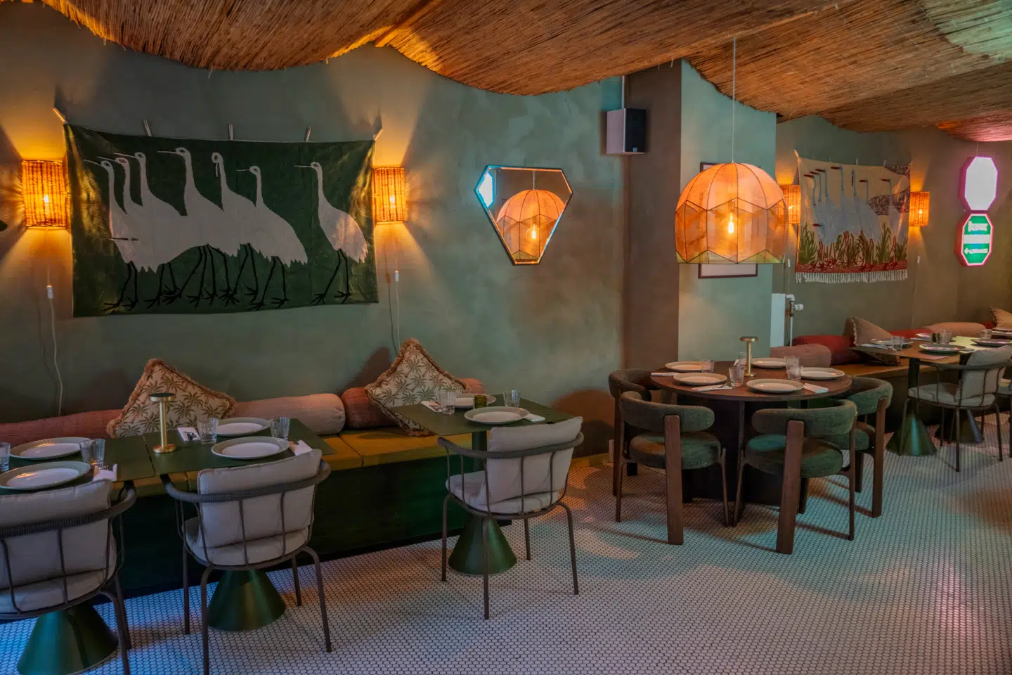 På Gammel Kongevej ligger det lille eksotiske spisested, som man udefra nemt kan forveksle med et takeawaysted. Det ville være dumt.