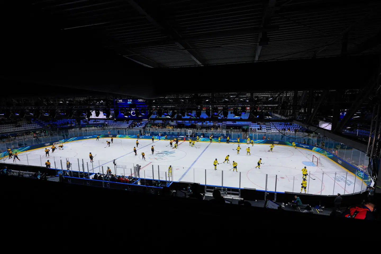 Sverige og Tyskland var de første på isen ved vinter-OL. Finlands ishockeykvinder skulle have været i aktion senere torsdag, men sygdom har udsat finnernes åbningskamp i Milano.
