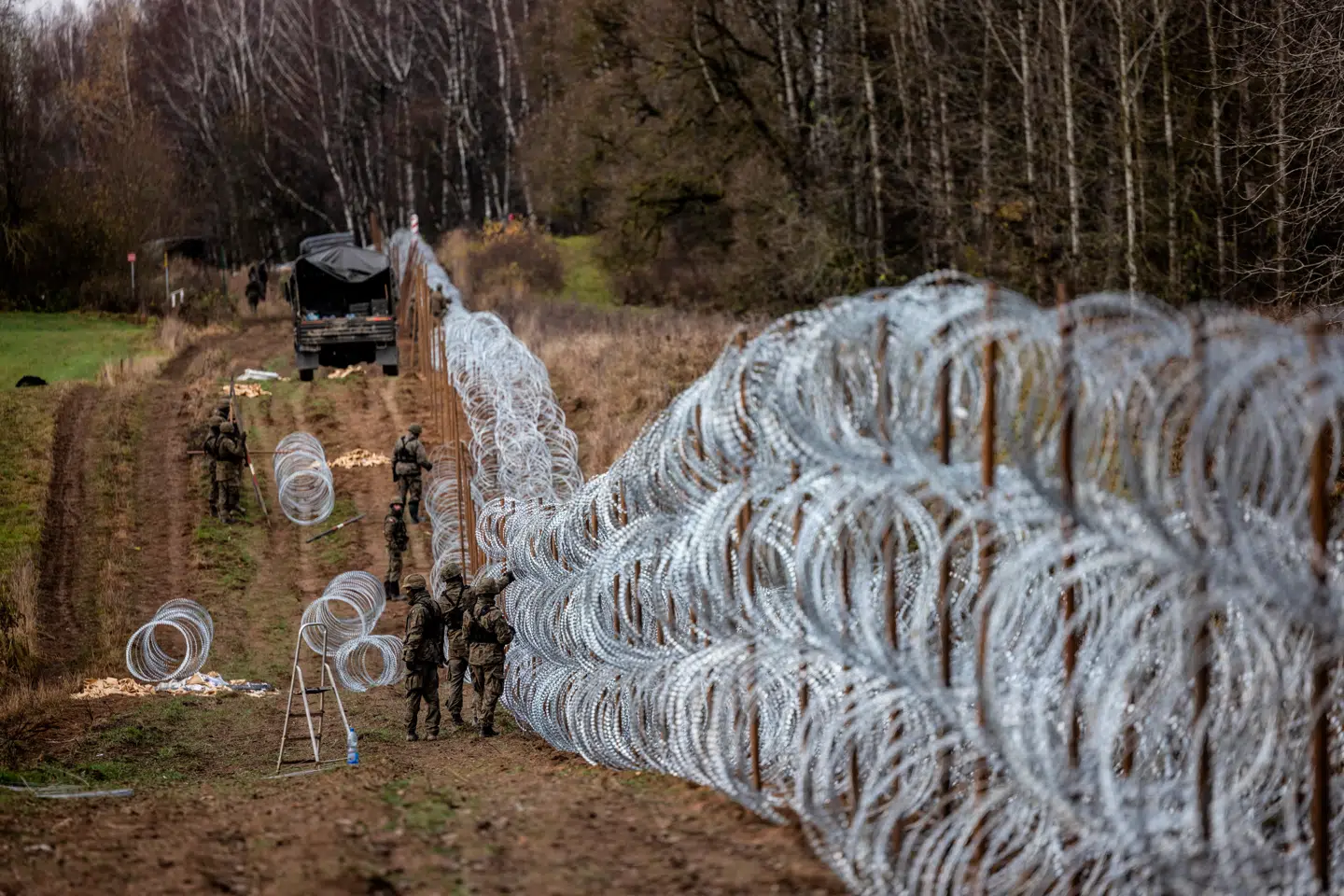 Det nye krigsspil centrerer sig om den russiske eksklave Kaliningrad, der ligger mellem Polen og Litauen. Her ses polske soldater opføre et pigtrådshegn ved den polsk-russiske grænse i Kaliningrad i 2022.
