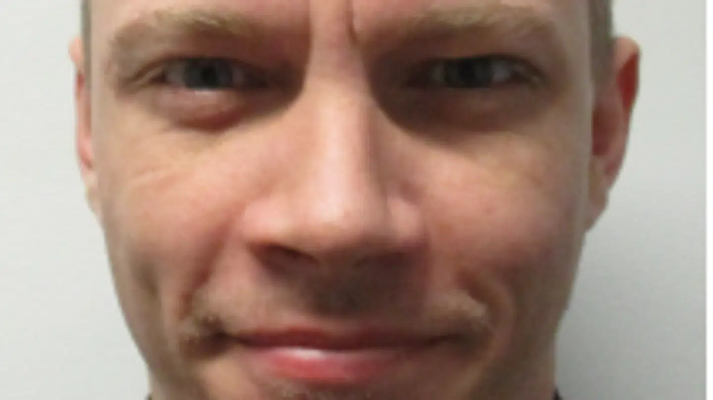 Det seneste efterlysningsfoto af den flygtede morder Phillip Denié Dahl Petersen.