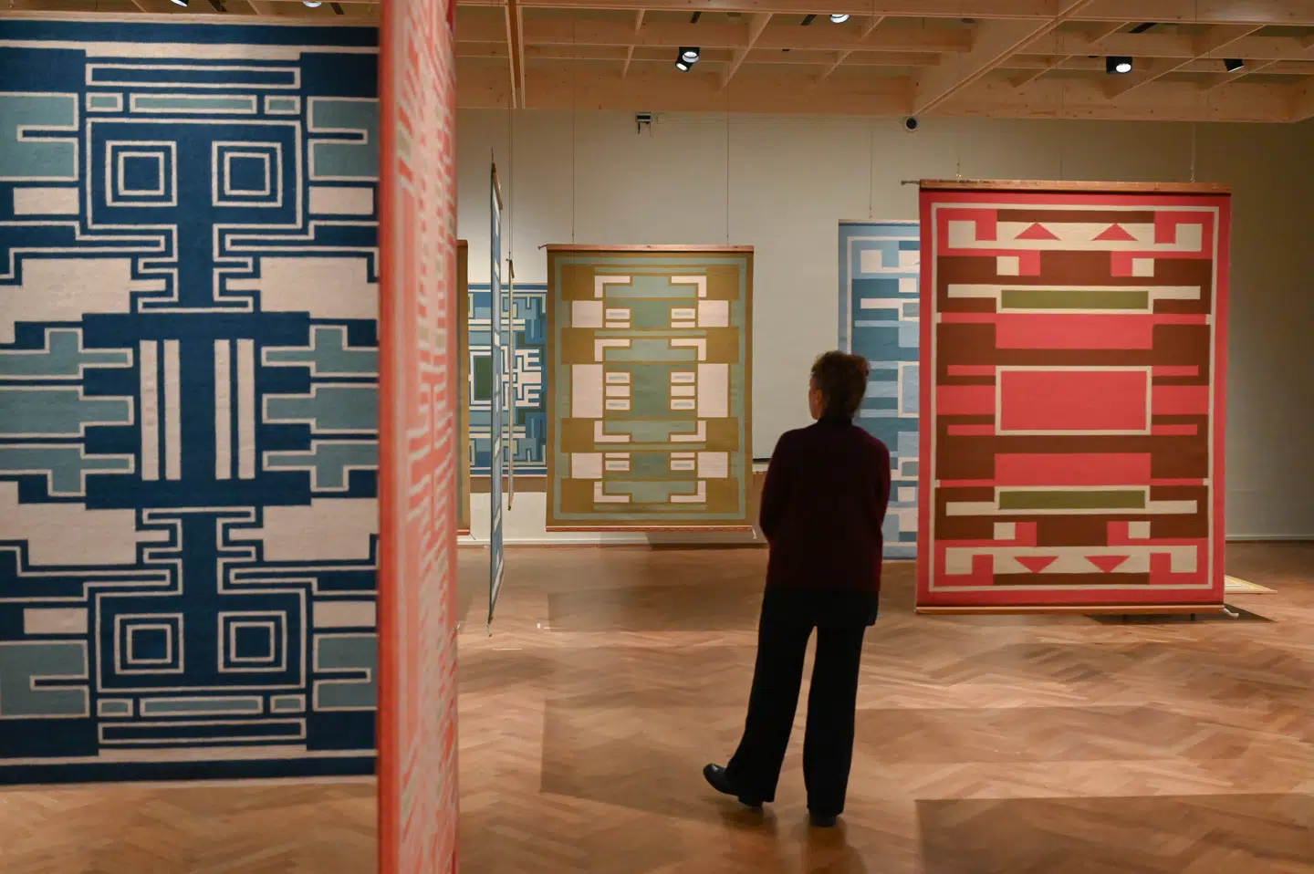 Det store midterrum, der præsenterer et bredt udsnit af Thommesens værker i en hængende tæppelabyrint, er udstillingens bedste moment.