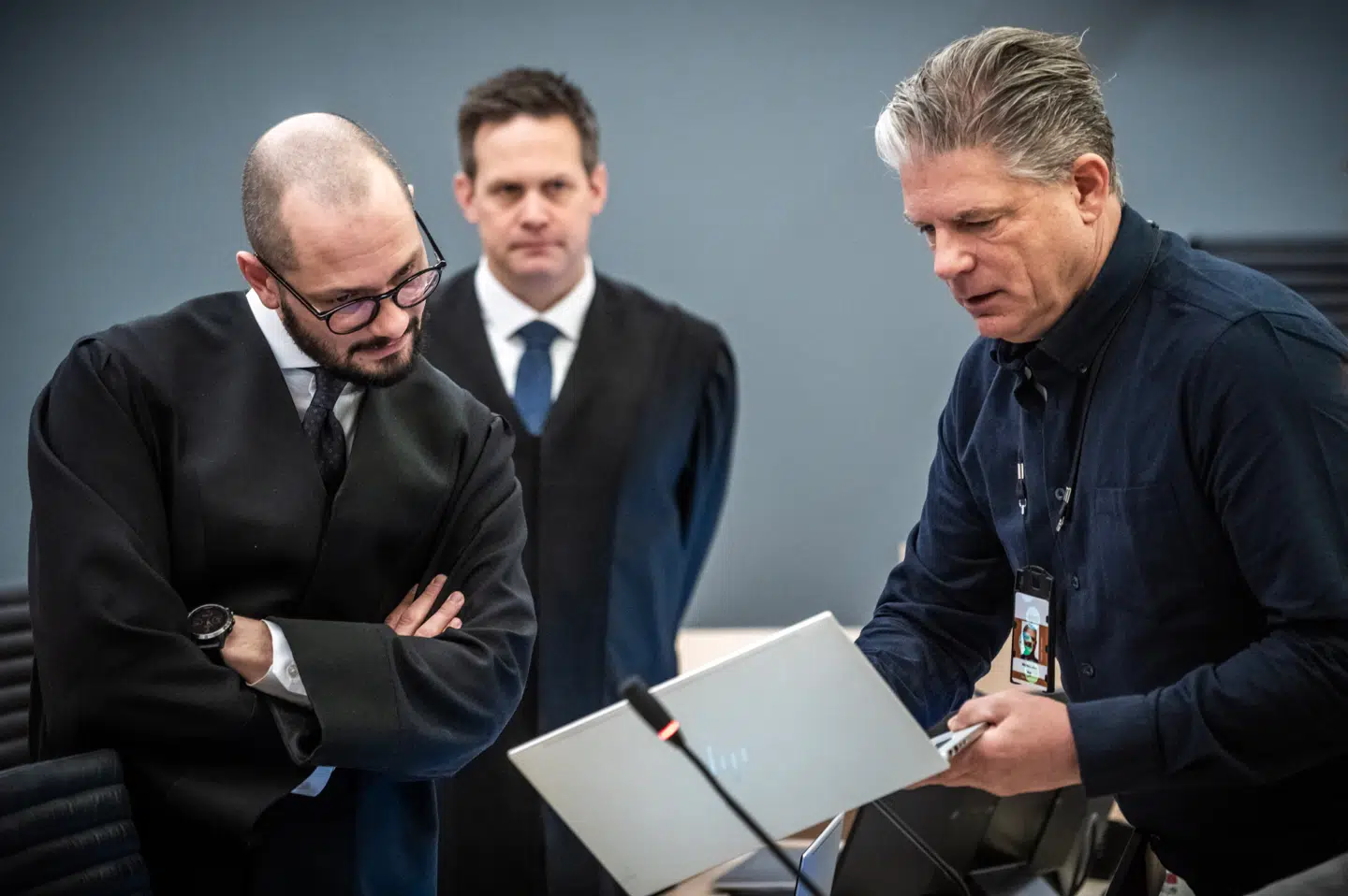Efterforsker Stig Berg Larsen (th.) viser en computer til anklager Andreas Kruszewski (tv.).