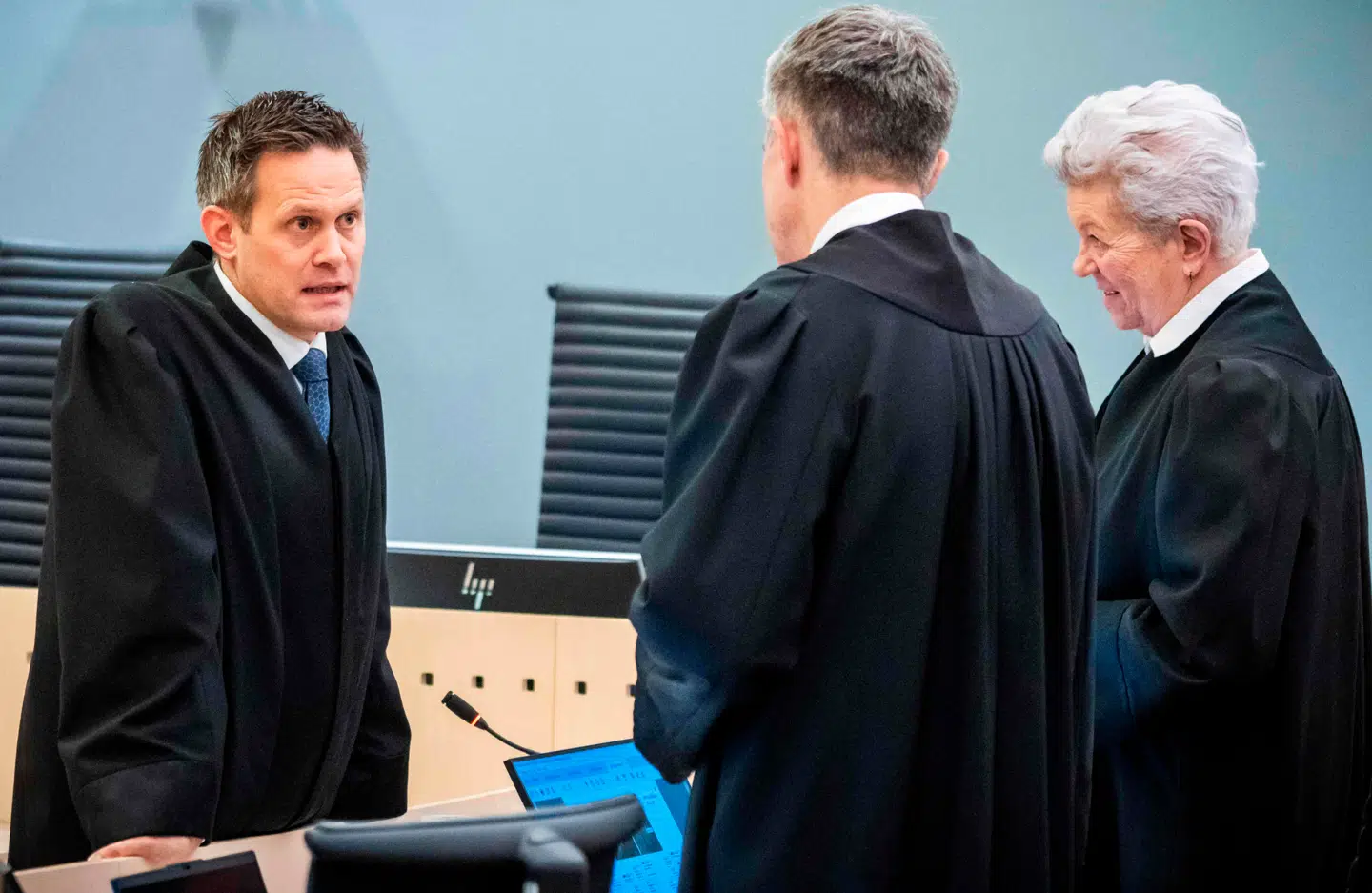 Statsadvokat Sturla Henriksbø i snak med Høibys to forsvarsadvokater.