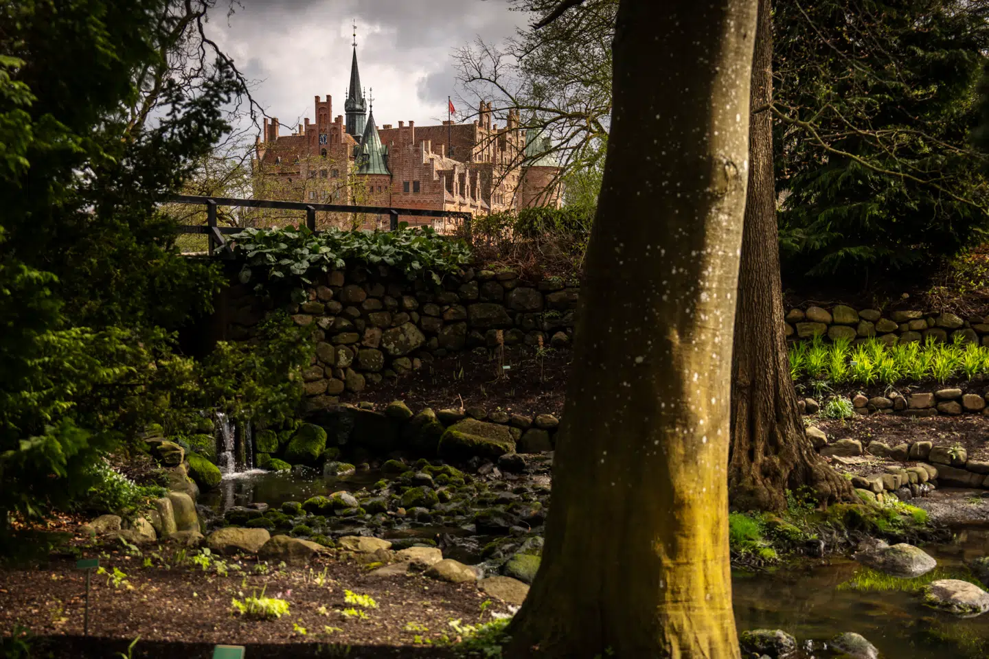 Det sydfynske slot Egeskov danner rammen for en stort anlagt romanserie. Nu udkommer roman nummer to.