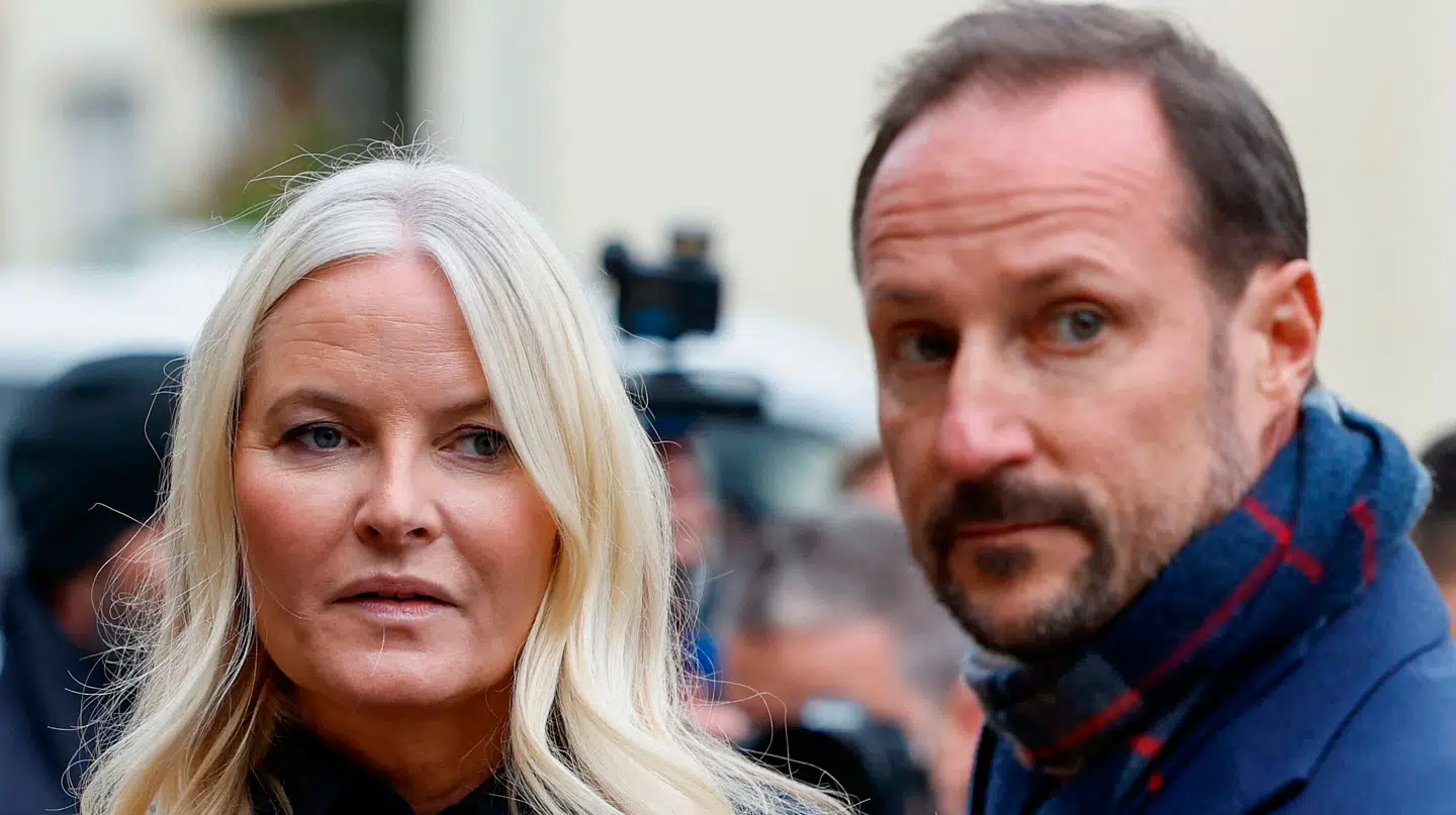 Kronprinsesse Mette-Marit (tv.) og kronprins Haakon (th.) vil overtage kronen i Norge, når kong Harald abdicerer eller dør.