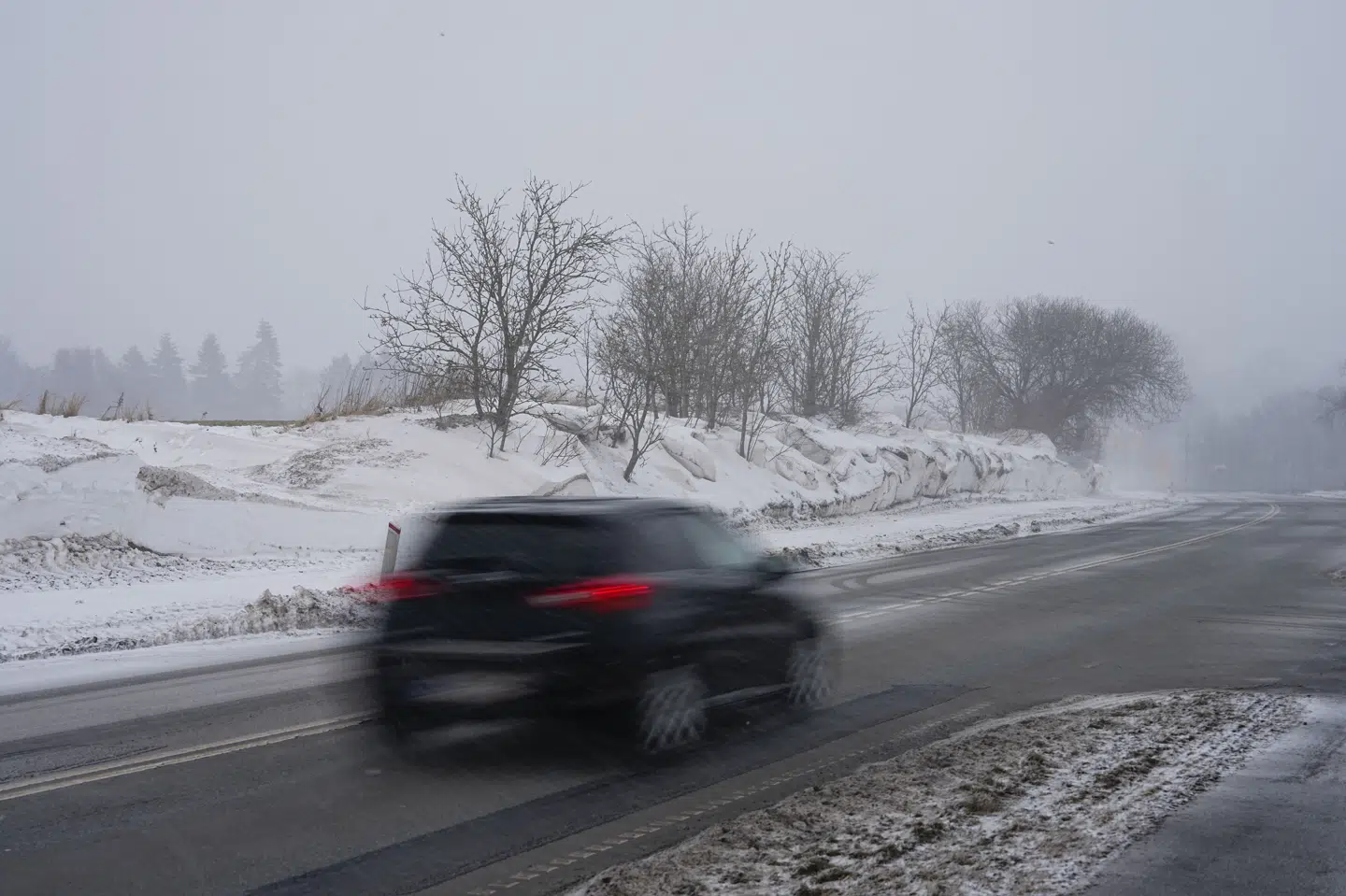 Sne og glatte veje ved Køge torsdag den 5. februar 2026. Fredag kan blive endnu en udfordrende dag i trafikken som følge af isslag, advarer DMI.