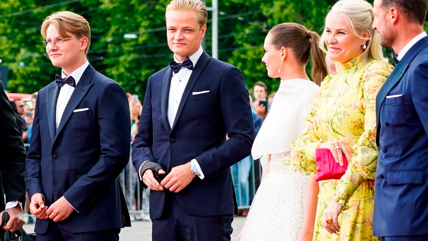 Ingrid Alexandra er halvlillesøster til den skandaleramte 'halvprins' Marius Borg Høiby. De er begge børn af kronprinsesse Mette-Marit.