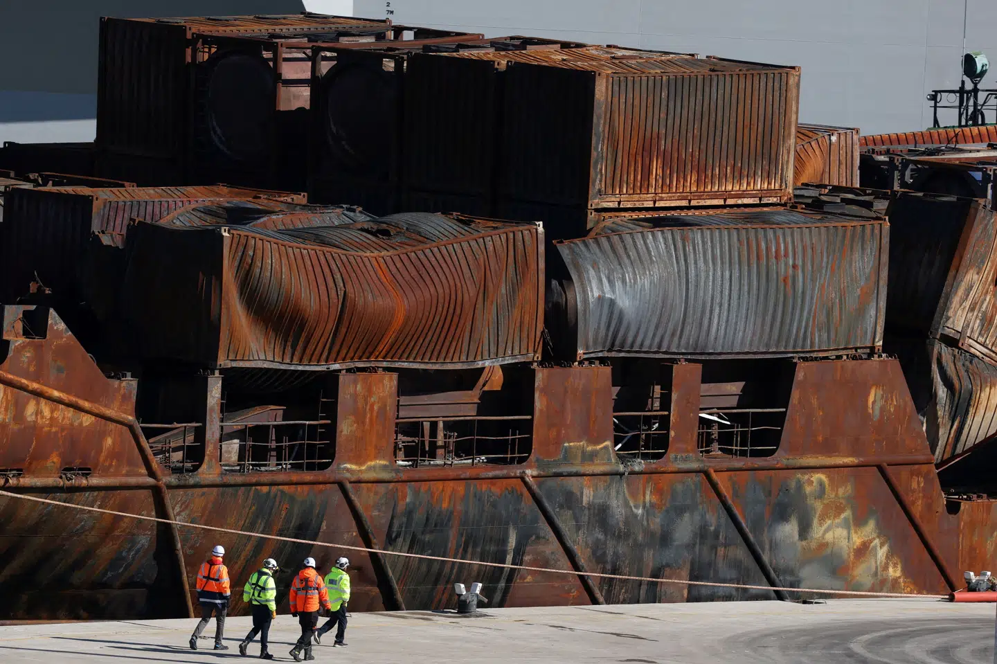 Folk arbejder ved det voldsomt beskadigede containerskib "Solong" efter ulykke. (Arkivfoto).