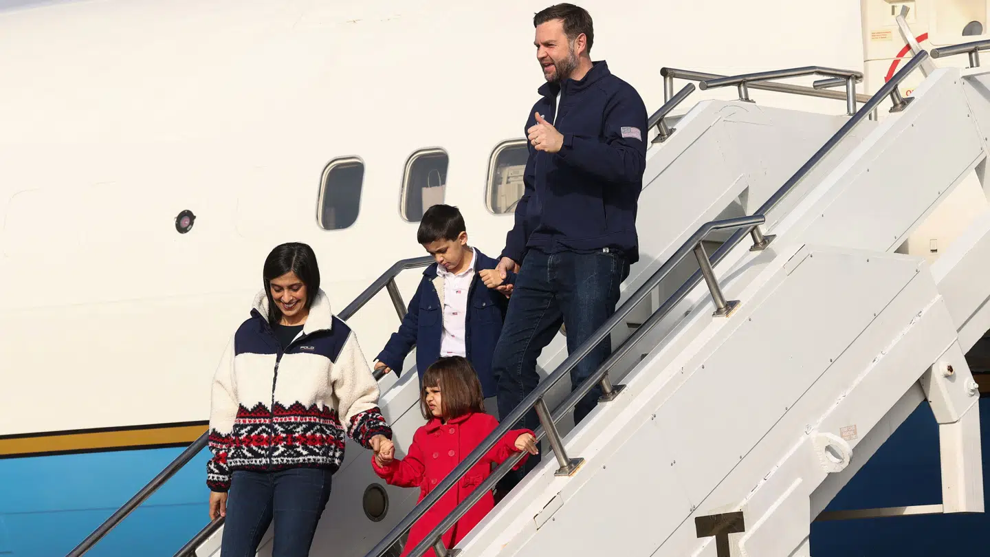 J.D. Vance og hustruen sammen med deres datter, Mirabel, og sønnen, Vivek, da de landede i Italien torsdag.