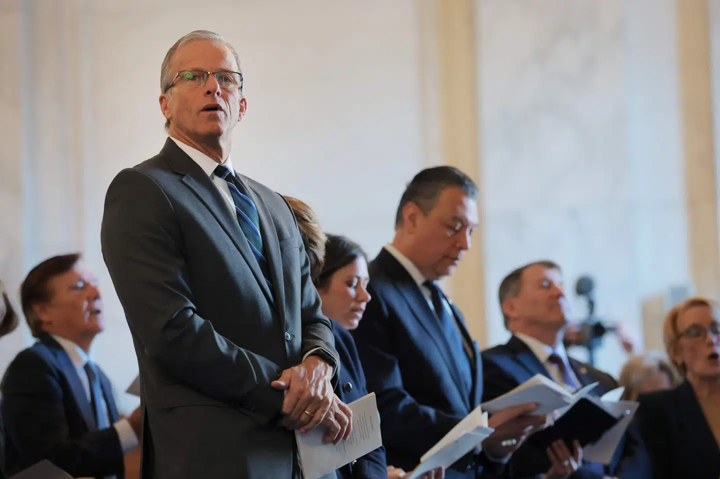 Senatets republikanske majoritetsleder, John Thune (til venstre), siger til AP, at Demokraterne og Republikanerne er "langt fra" en aftale om finansiering til ministeriet for indenlandsk sikkerhed.