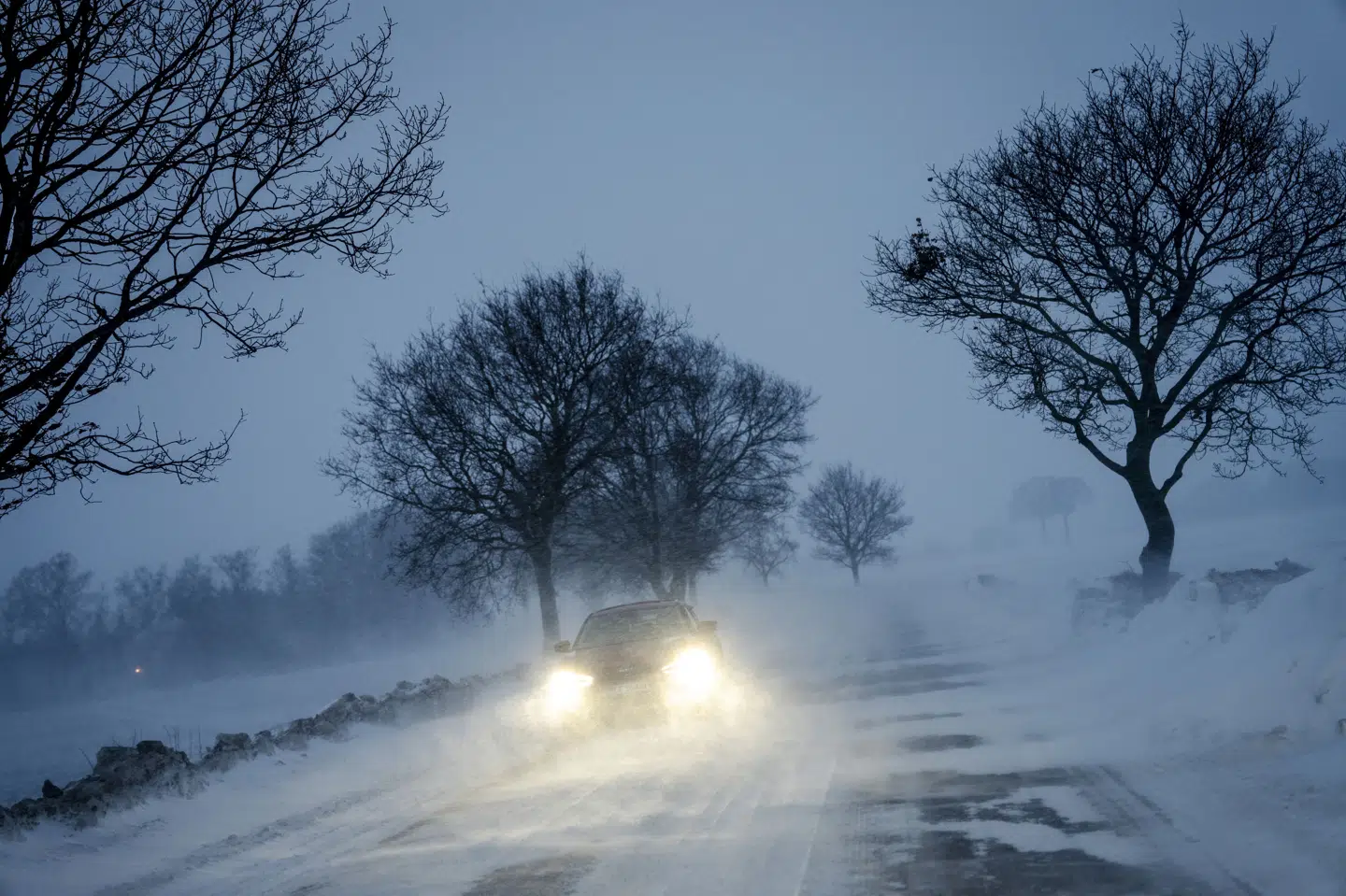 Sne og fygning ved Store Heddinge på Sydsjælland torsdag aften. Vintervejret fortsætter fredag morgen og får enkelte politikredse til at fraråde al unødig udkørsel. (Arkivfoto).