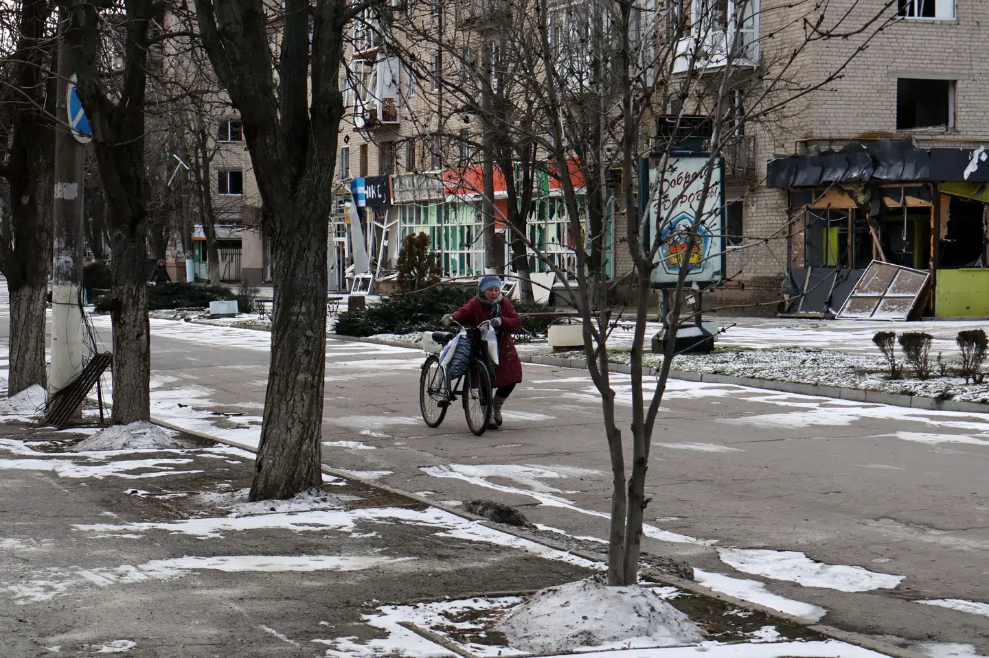 Temperaturerne i Ukraine har i januar og februar været langt under 0 grader. Her ses et område i Zaporizjzja-regionen efter et droneangreb torsdag. (Arkivfoto).