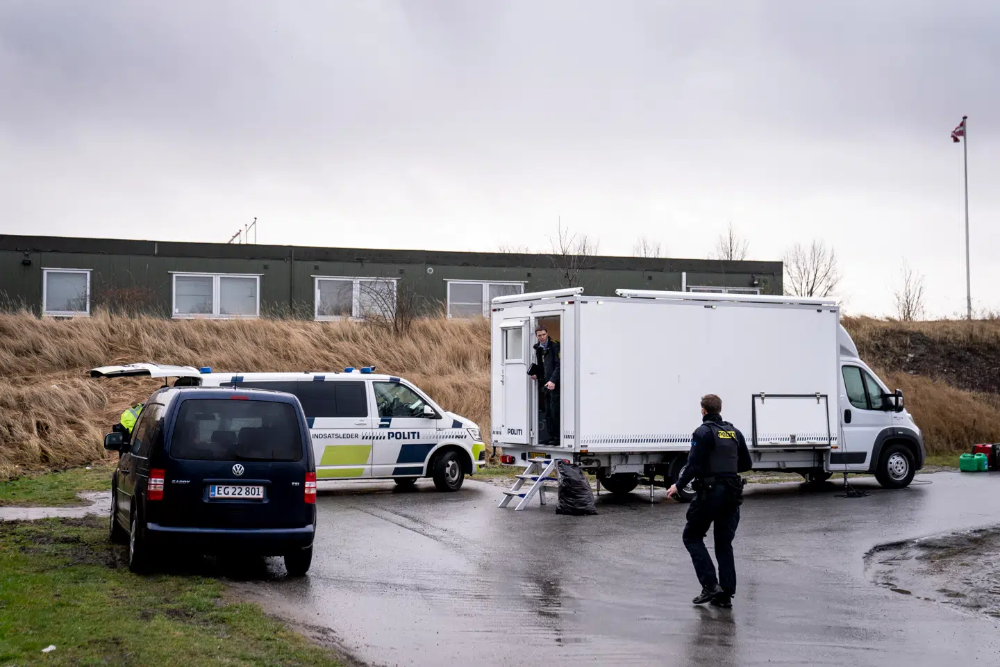 To ud af seks betjente er tiltalt for at have efterladt en person, som var i deres varetægt, på Selinevej på Amager omkring klokken 04.00 den 3. januar.