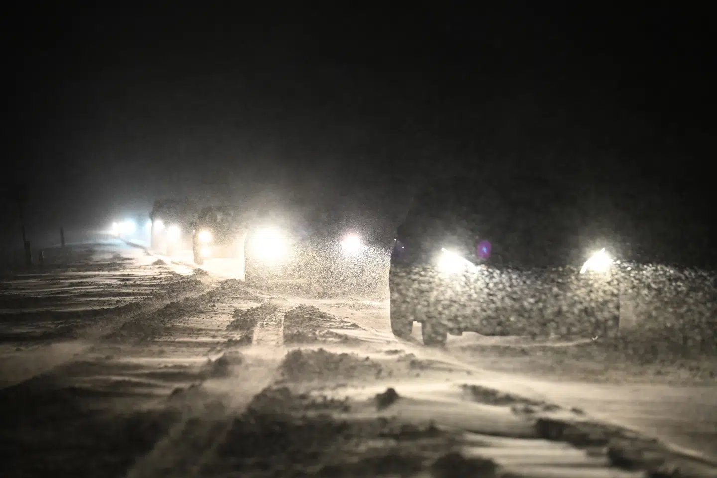 Sneen vælter ned over Danmark, blandt andet her i Vodskov i Nordjylland fredag morgen. Det betyder, at skoler og gymnasier landet over må holde snelukket og i stedet undervise virtuelt.
